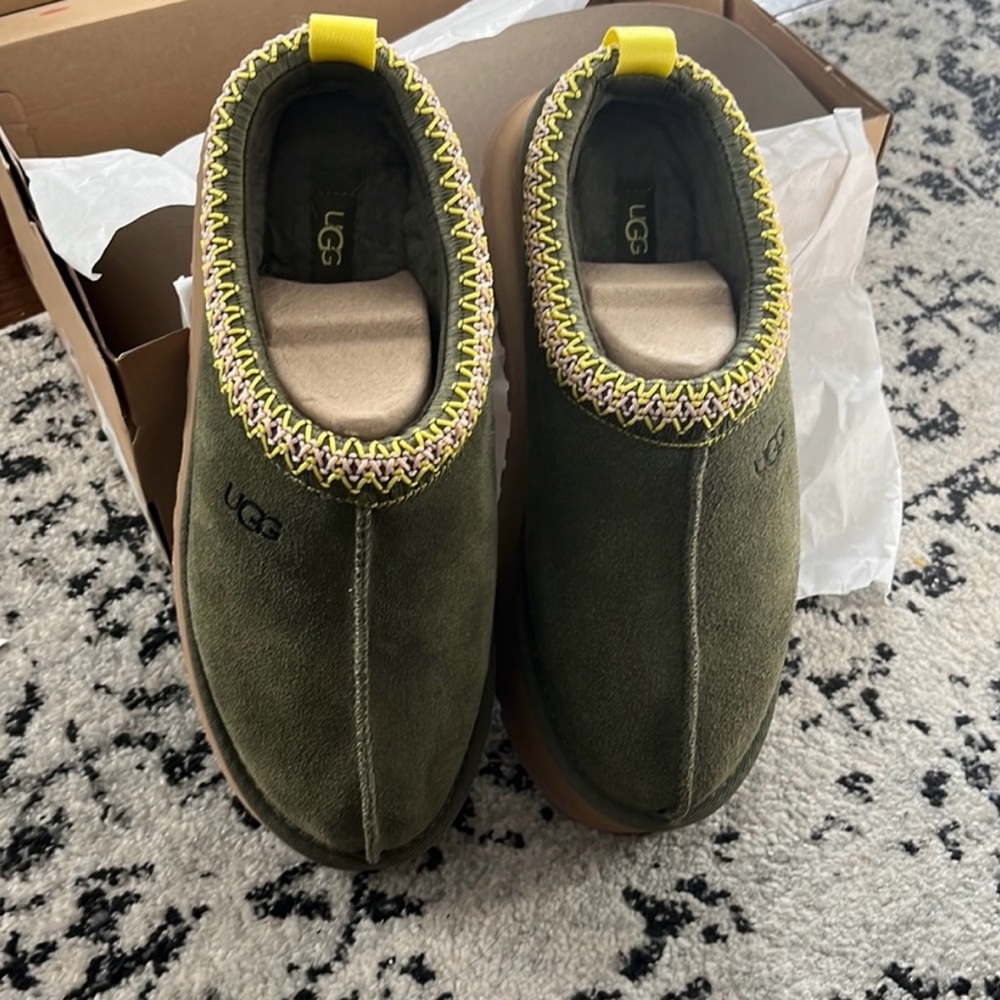Ugg platform tazz olive- never worn